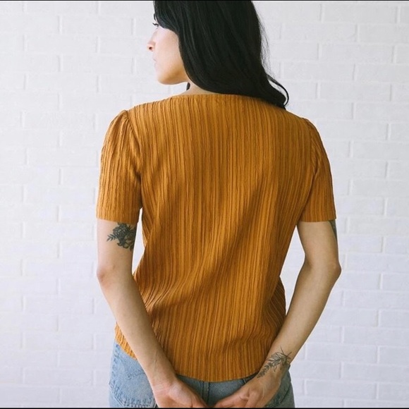 TRADLANDS PUFF SLEEVE BUTTON DOWN BLOUSE - Picture 2 of 4